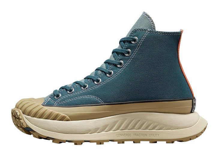 Tenis Converse Chuck 70 AT-CX HI en color azul profundo con suela beige gruesa y diseño de bota alta.