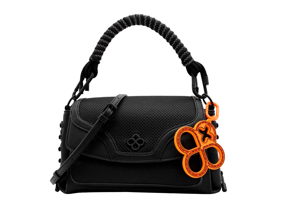 Bolso negro Jaime Ibiza con asa gruesa, correa ajustable y accesorio decorativo naranja.