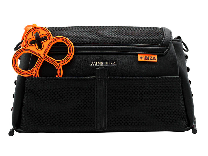 Bolso negro Jaime Ibiza con asa gruesa, correa ajustable y accesorio decorativo naranja.