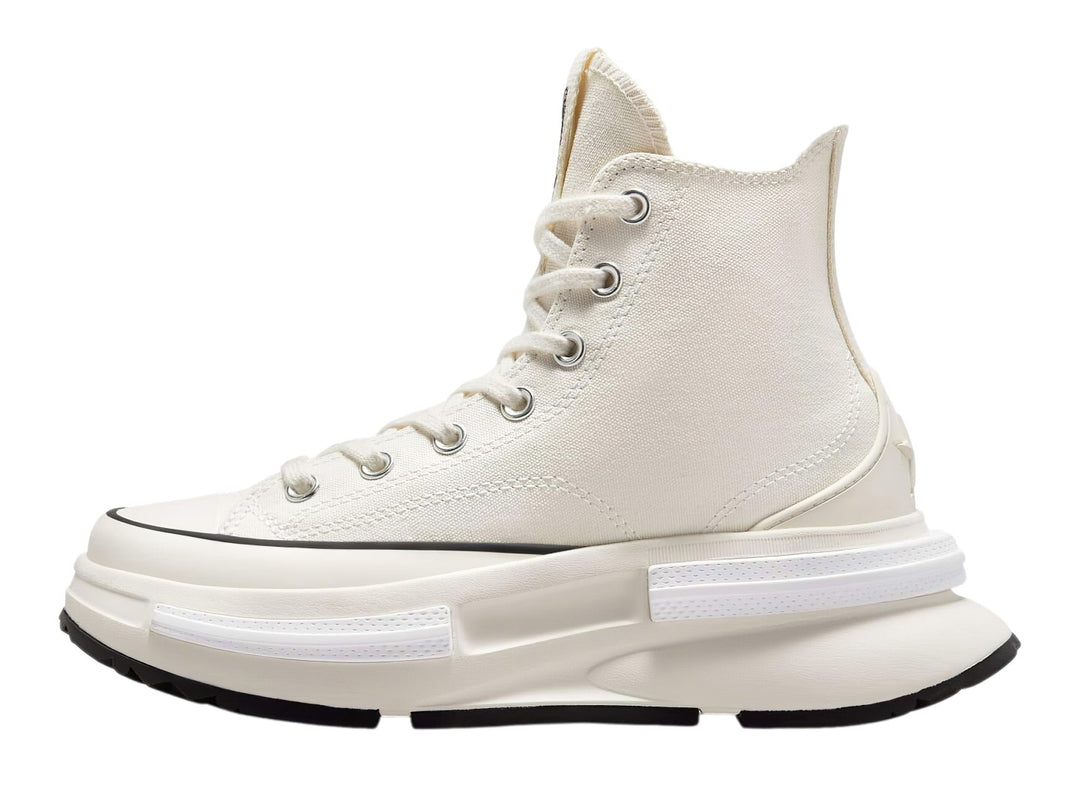 Tenis Converse Run Star Legacy CX de bota en color crema con suela de plataforma blanca y negra.