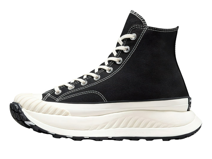 Tenis Converse Chuck 70 AT-CX de bota color negro con suela gruesa color blanco hueso.