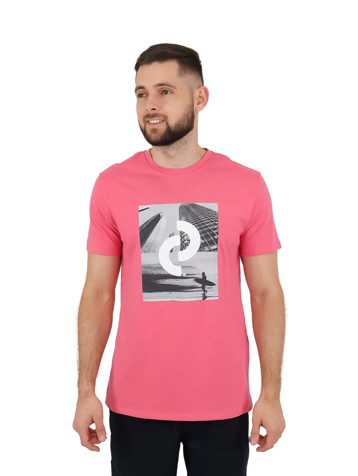 Camiseta rosa de manga corta con un estampado gráfico rectangular en el pecho.
