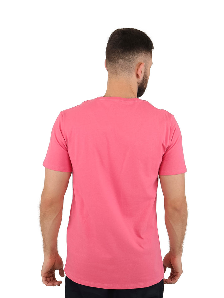 Camiseta rosa de manga corta con un estampado gráfico rectangular en el pecho.