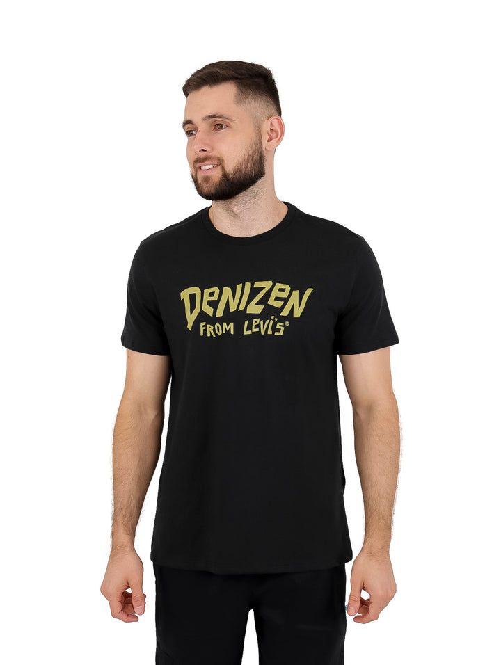 Camiseta negra de manga corta con estampado amarillo de la marca Denizen en el pecho.