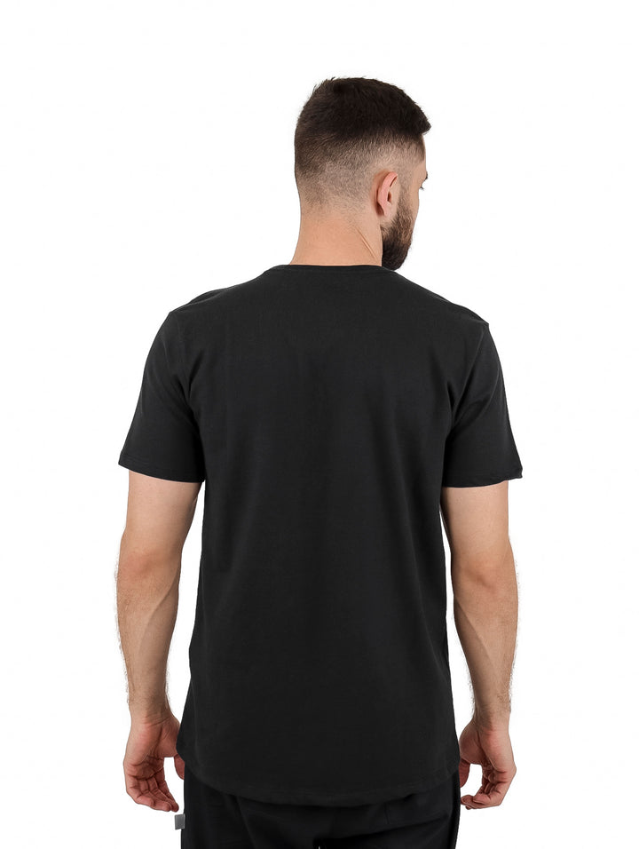 Camiseta negra de manga corta con estampado amarillo de la marca Denizen en el pecho.