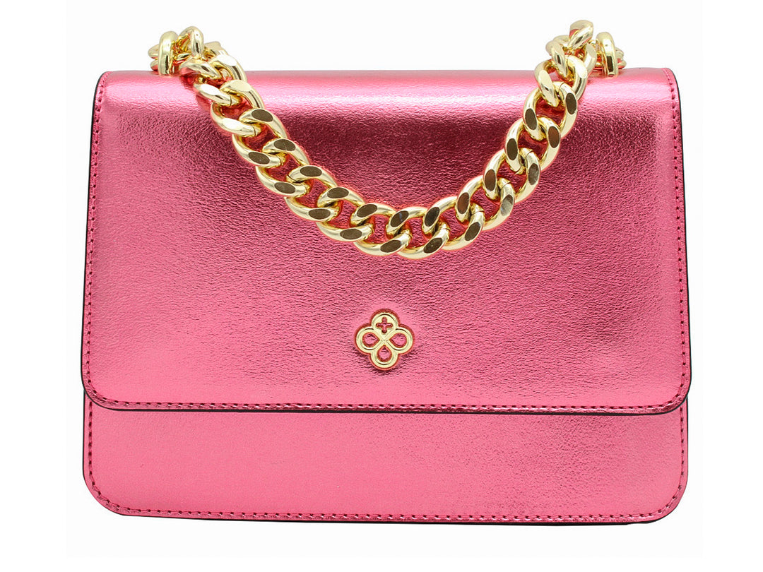 Bolso rectangular de color rosa metálico con asa de cadena dorada y detalle ornamental frontal.