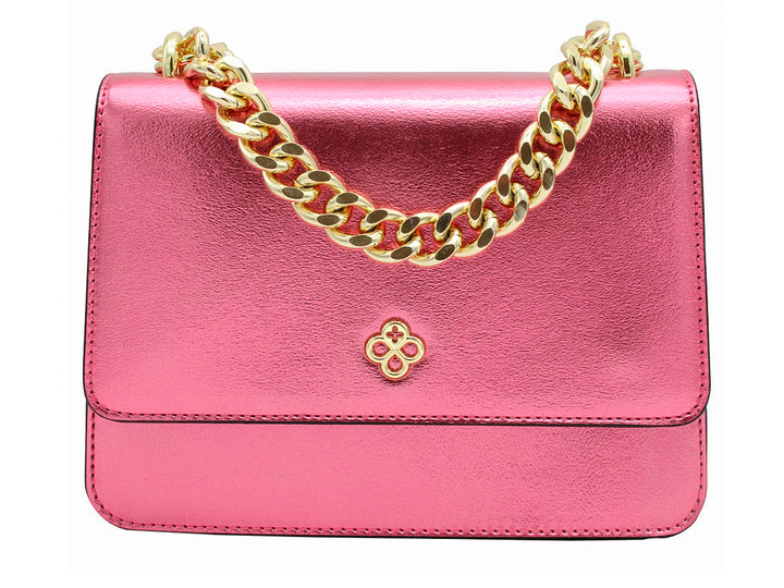 Bolso rectangular de color rosa metálico con asa de cadena dorada y detalle ornamental frontal.
