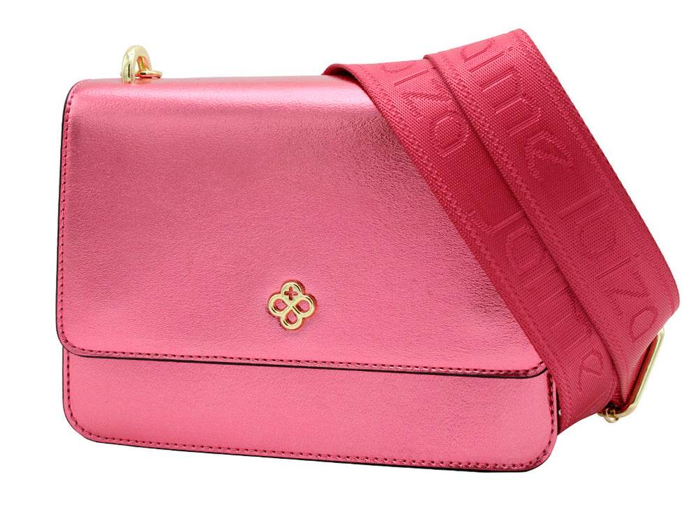 Bolso rectangular de color rosa metálico con asa de cadena dorada y detalle ornamental frontal.