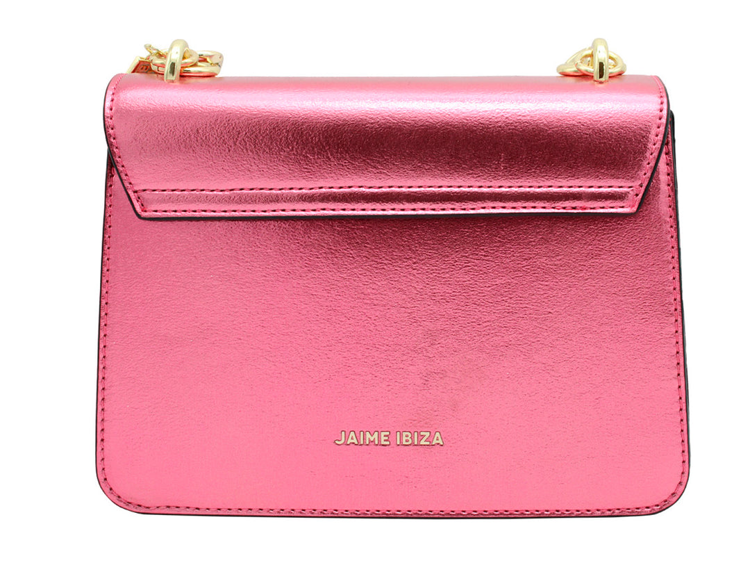 Bolso rectangular de color rosa metálico con asa de cadena dorada y detalle ornamental frontal.