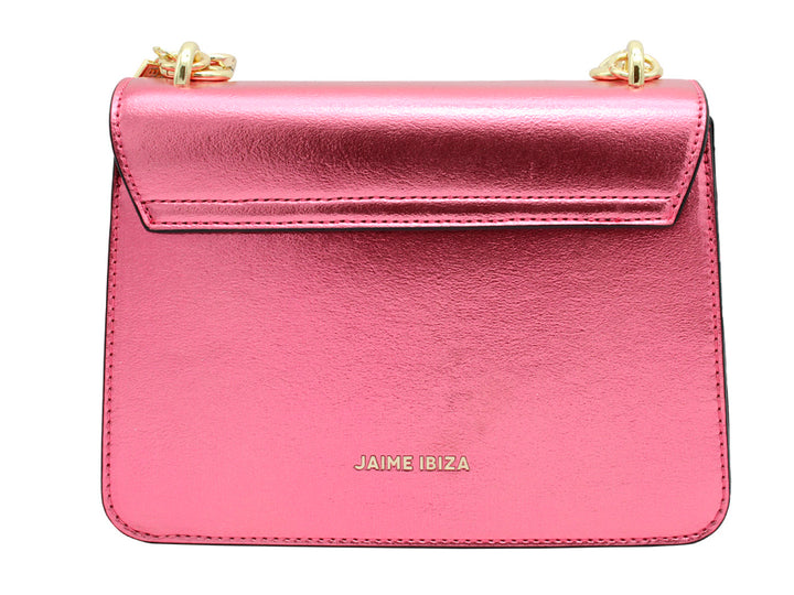 Bolso rectangular de color rosa metálico con asa de cadena dorada y detalle ornamental frontal.