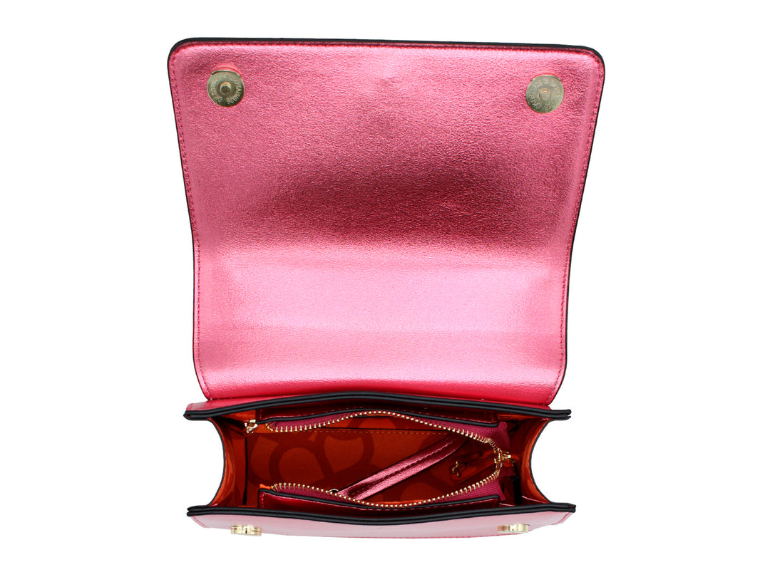 Bolso rectangular de color rosa metálico con asa de cadena dorada y detalle ornamental frontal.