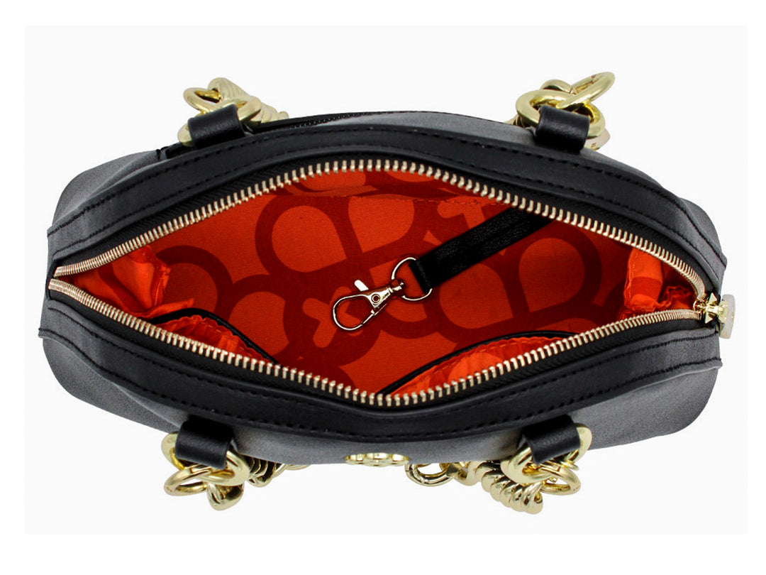 Bolso negro semicircular de Jaime Ibiza con detalles y herrajes en color dorado.