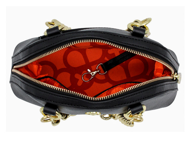 Bolso negro semicircular de Jaime Ibiza con detalles y herrajes en color dorado.