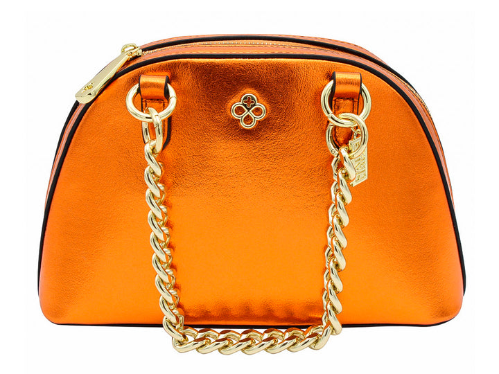 Bolso pequeño de color naranja metálico con asa de cadena dorada y cierre superior.