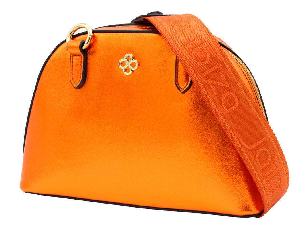 Bolso pequeño de color naranja metálico con asa de cadena dorada y cierre superior.