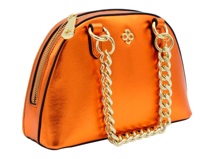 Bolso pequeño de color naranja metálico con asa de cadena dorada y cierre superior.