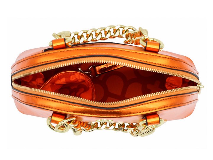 Bolso pequeño de color naranja metálico con asa de cadena dorada y cierre superior.