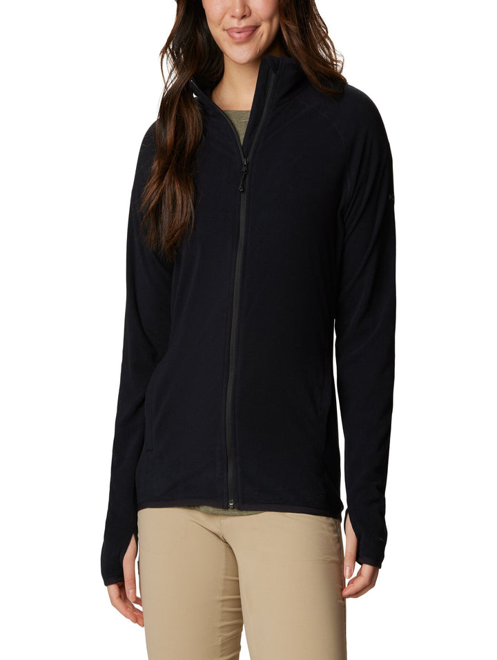 Mujer vistiendo una sudadera Columbia de color negro con cierre completo y cuello alto.