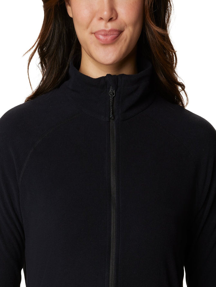 Mujer vistiendo una sudadera Columbia de color negro con cierre completo y cuello alto.