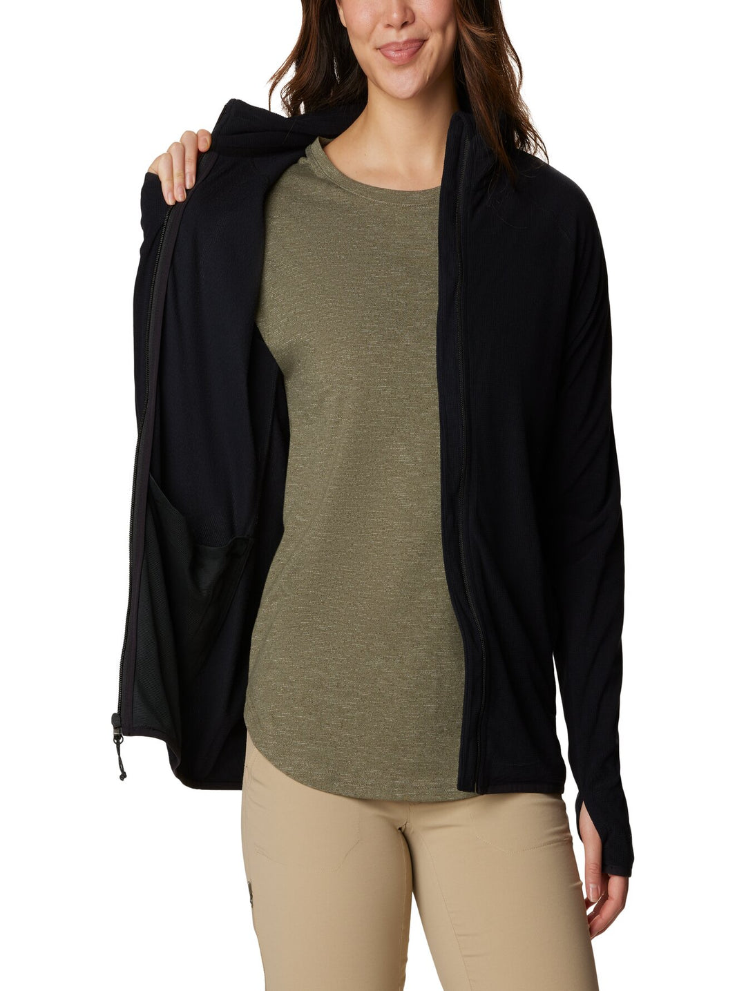 Mujer vistiendo una sudadera Columbia de color negro con cierre completo y cuello alto.