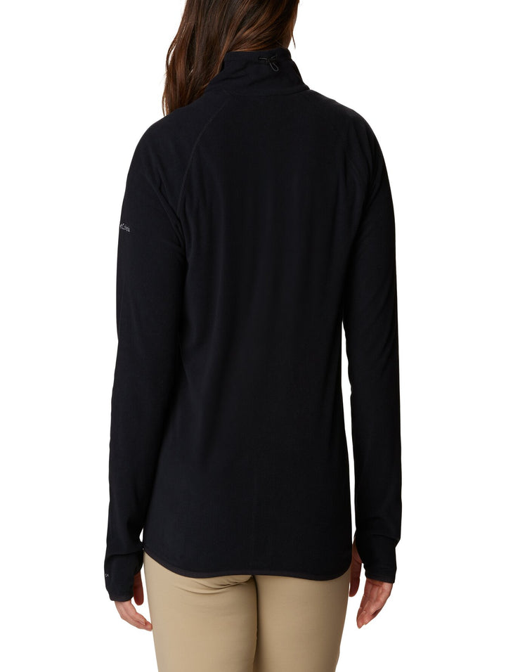 Mujer vistiendo una sudadera Columbia de color negro con cierre completo y cuello alto.