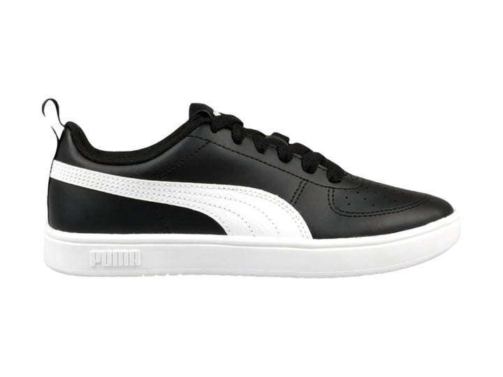Tenis PUMA Rickie JR en color negro con franja lateral blanca y suela blanca para niños.