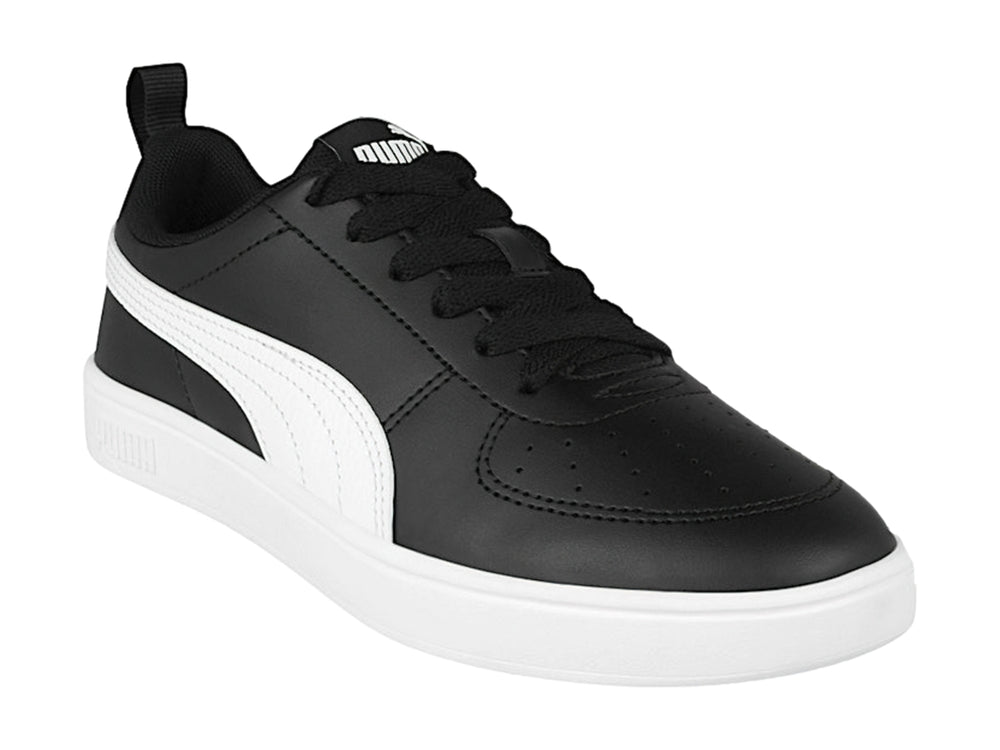 Tenis PUMA Rickie JR en color negro con franja lateral blanca y suela blanca para niños.
