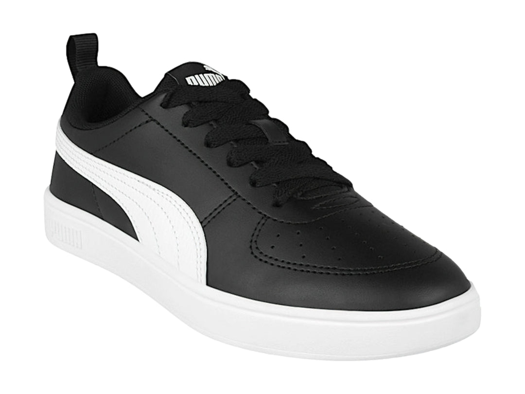 Tenis PUMA Rickie JR en color negro con franja lateral blanca y suela blanca para niños.