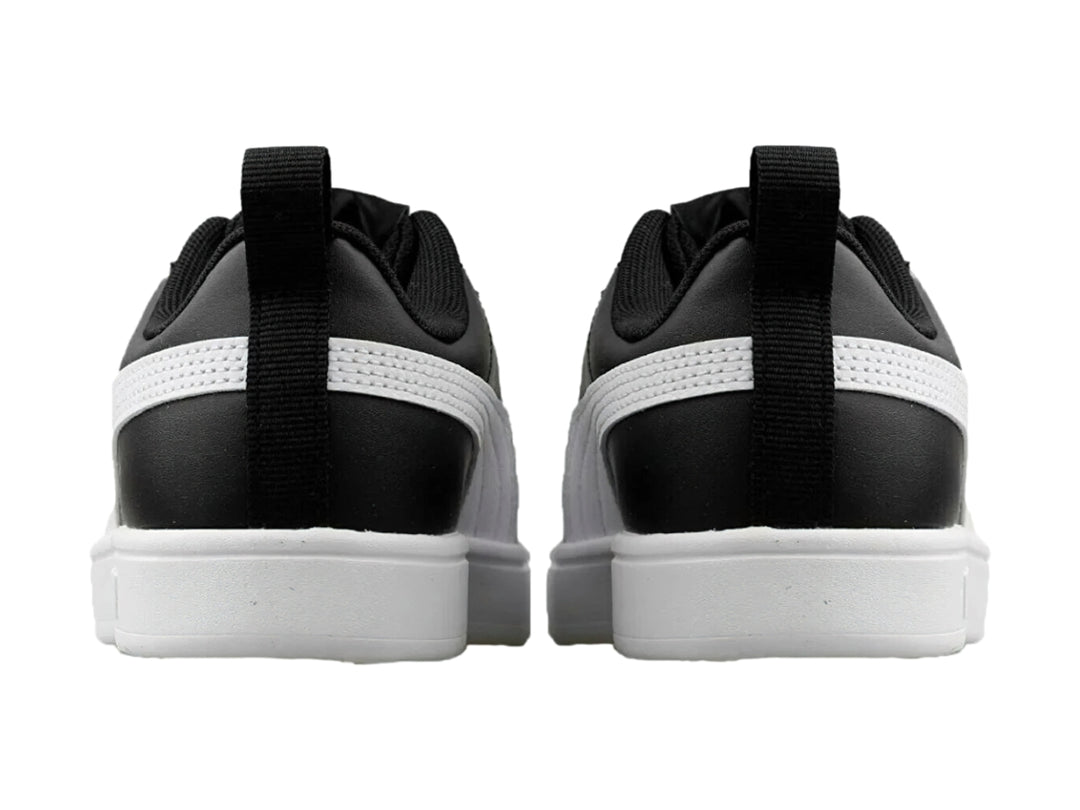 Tenis PUMA Rickie JR en color negro con franja lateral blanca y suela blanca para niños.
