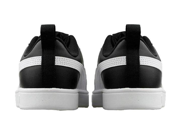Tenis PUMA Rickie JR en color negro con franja lateral blanca y suela blanca para niños.