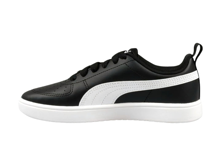 Tenis PUMA Rickie JR en color negro con franja lateral blanca y suela blanca para niños.