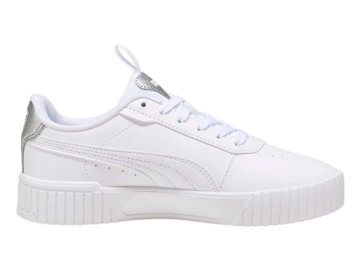 Tenis PUMA blancos con detalles plateados metálicos en el talón y la lengüeta.
