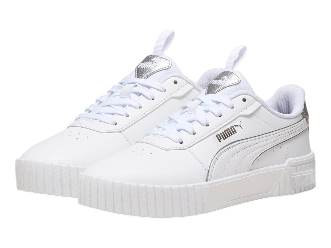 Tenis PUMA blancos con detalles plateados metálicos en el talón y la lengüeta.