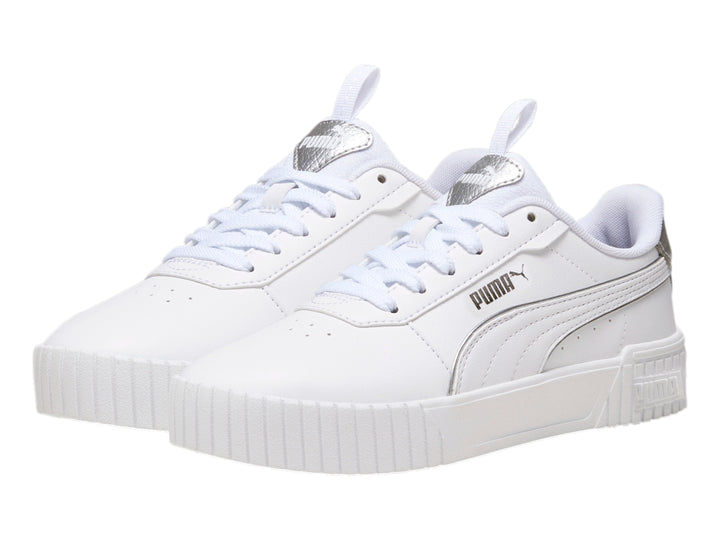 Tenis PUMA blancos con detalles plateados metálicos en el talón y la lengüeta.
