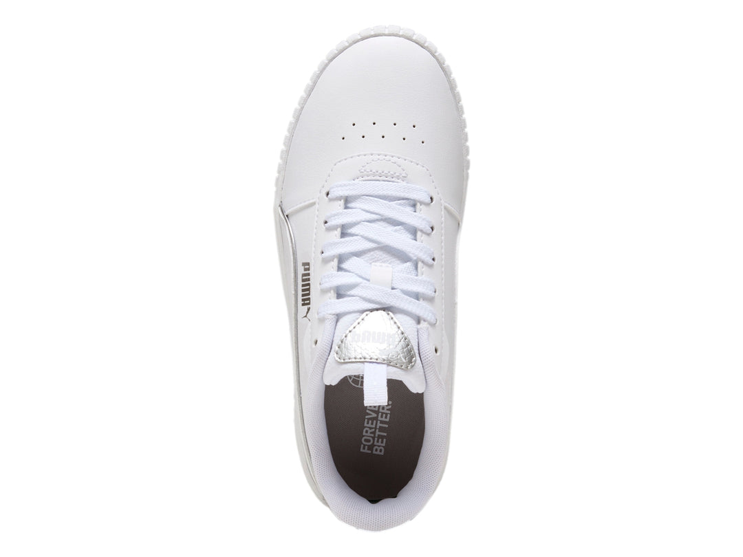 Tenis PUMA blancos con detalles plateados metálicos en el talón y la lengüeta.