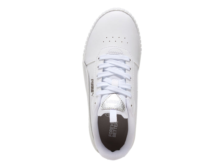 Tenis PUMA blancos con detalles plateados metálicos en el talón y la lengüeta.
