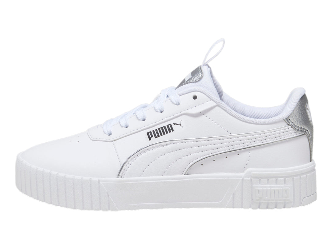Tenis PUMA blancos con detalles plateados metálicos en el talón y la lengüeta.
