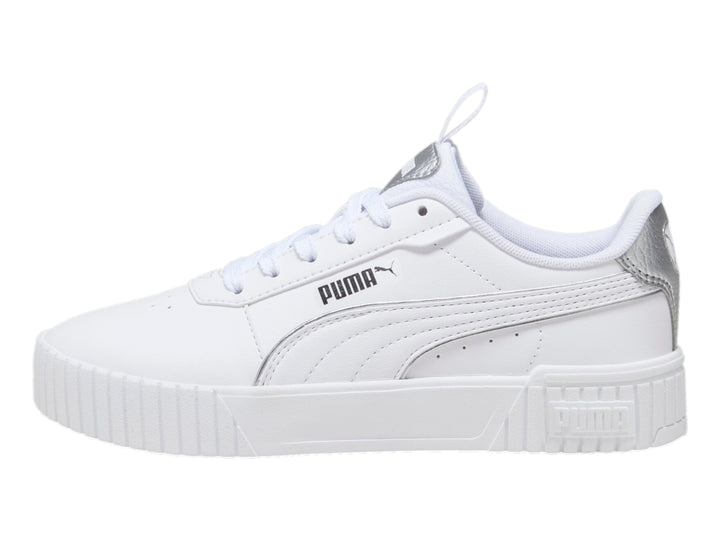 Tenis PUMA blancos con detalles plateados metálicos en el talón y la lengüeta.