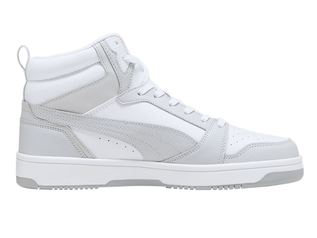 Tenis PUMA Rebound V6 de corte alto en colores blanco y gris ceniza.