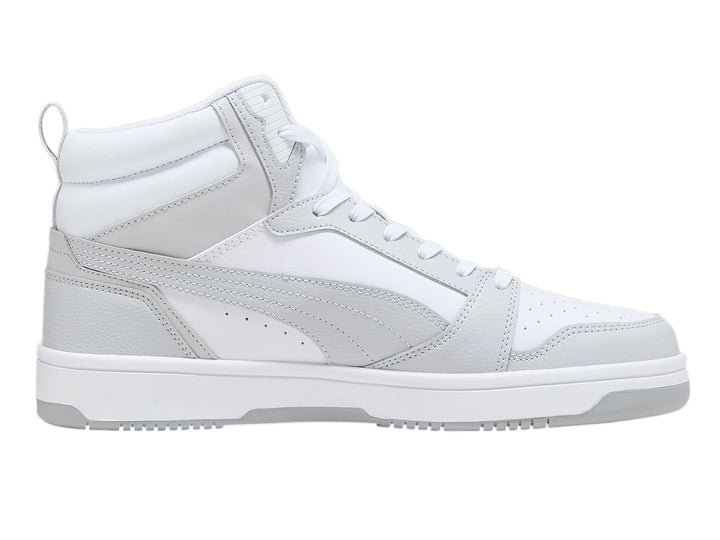 Tenis PUMA Rebound V6 de corte alto en colores blanco y gris ceniza.
