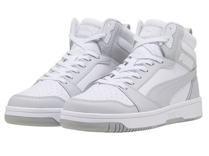 Tenis PUMA Rebound V6 de corte alto en colores blanco y gris ceniza.