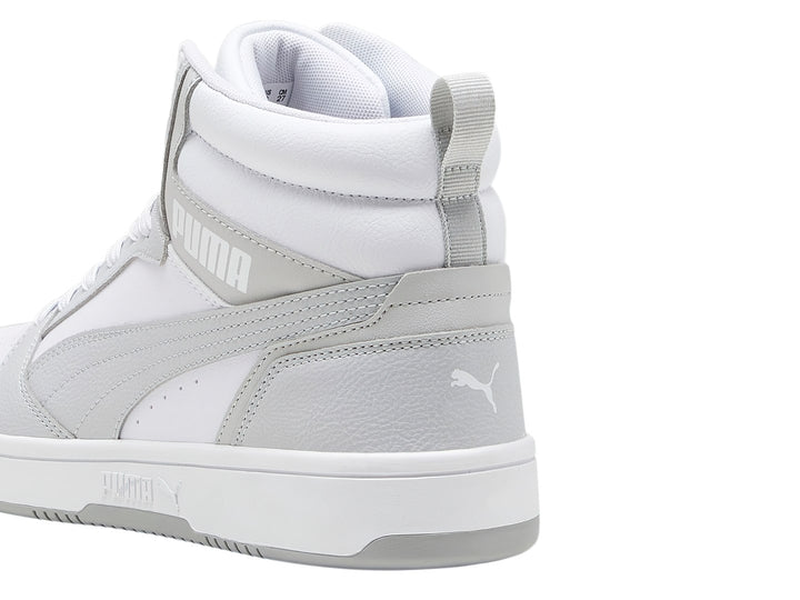 Tenis PUMA Rebound V6 de corte alto en colores blanco y gris ceniza.