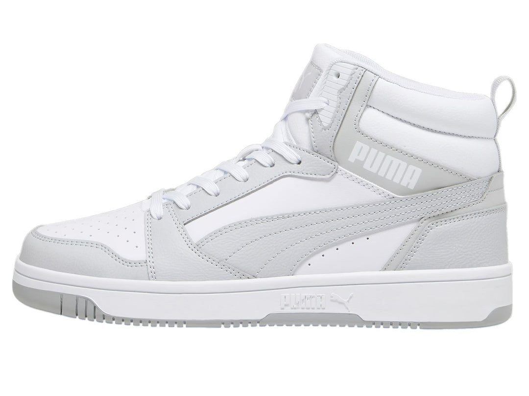 Tenis PUMA Rebound V6 de corte alto en colores blanco y gris ceniza.