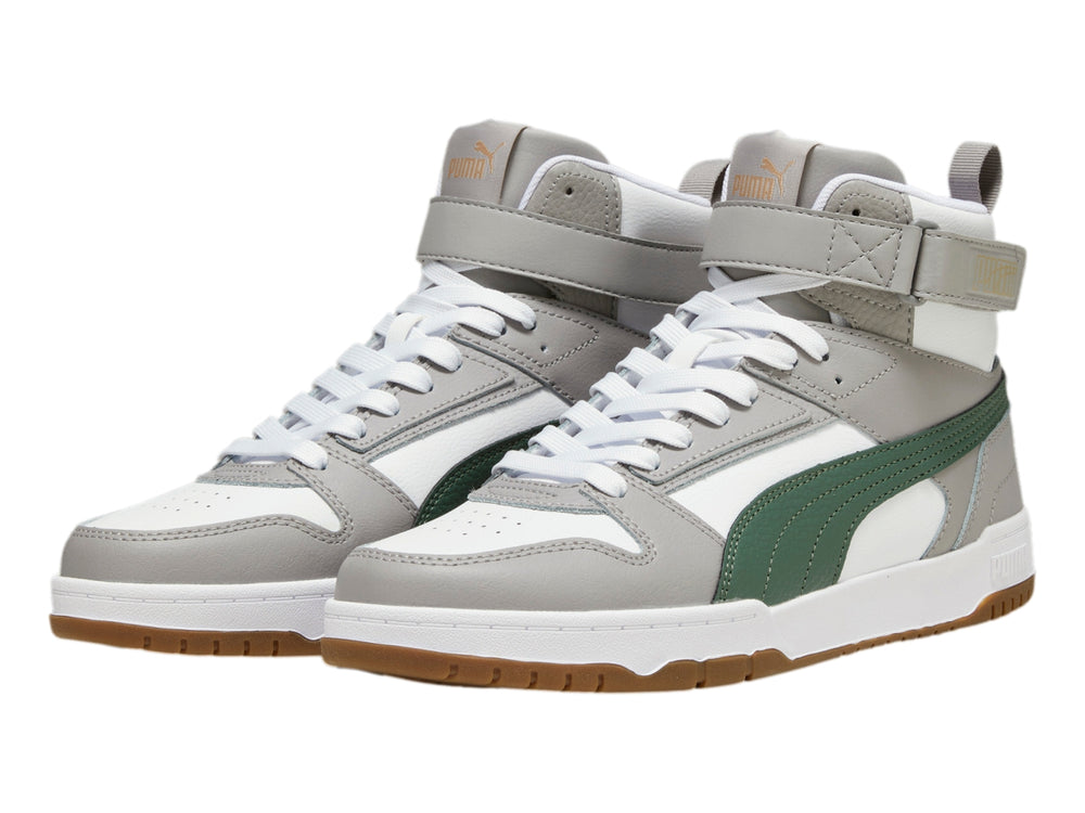 Tenis PUMA de corte alto en colores blanco, gris y verde con suela de goma marrón y correa en el tobillo.