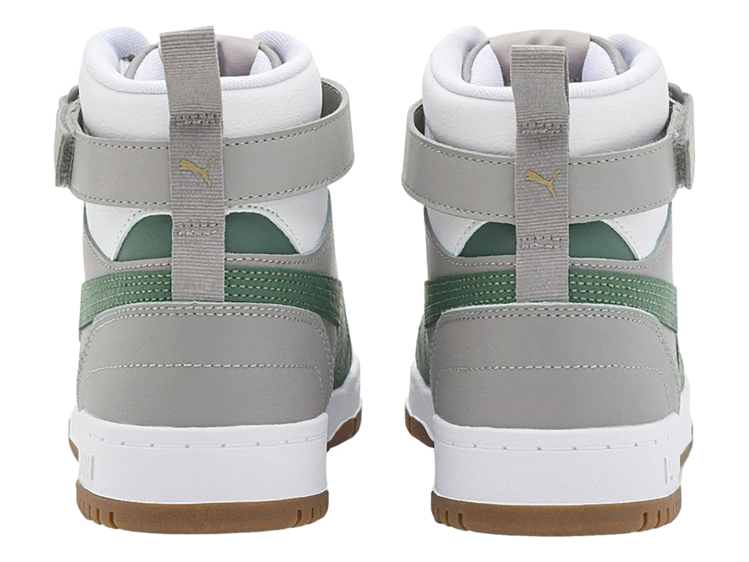 Tenis PUMA de corte alto en colores blanco, gris y verde con suela de goma marrón y correa en el tobillo.