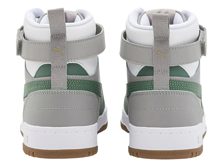 Tenis PUMA de corte alto en colores blanco, gris y verde con suela de goma marrón y correa en el tobillo.