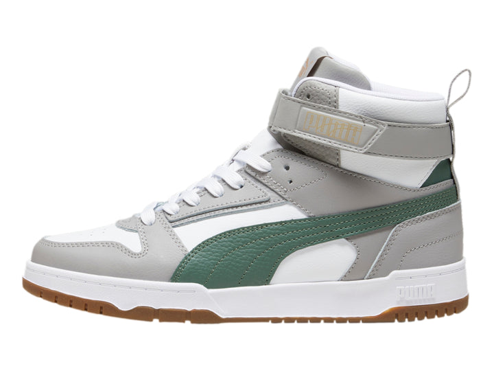 Tenis PUMA de corte alto en colores blanco, gris y verde con suela de goma marrón y correa en el tobillo.