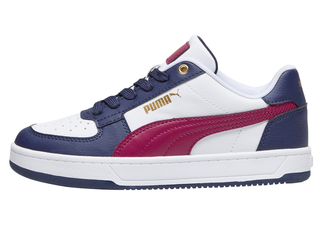 Tenis PUMA Caven 2.0 JR en colores blanco, azul marino y guinda con detalles dorados.