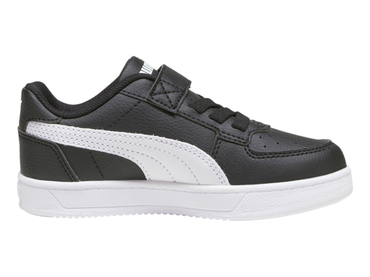 Tenis PUMA negros con suela blanca y franja lateral blanca para niños.