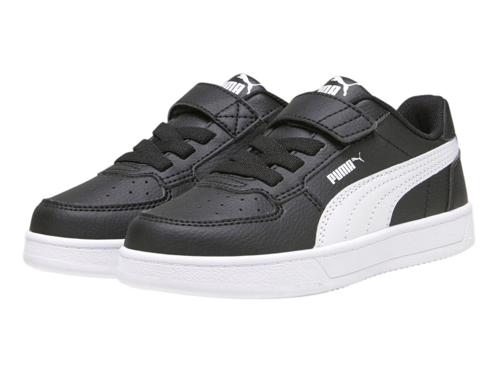 Tenis PUMA negros con suela blanca y franja lateral blanca para niños.